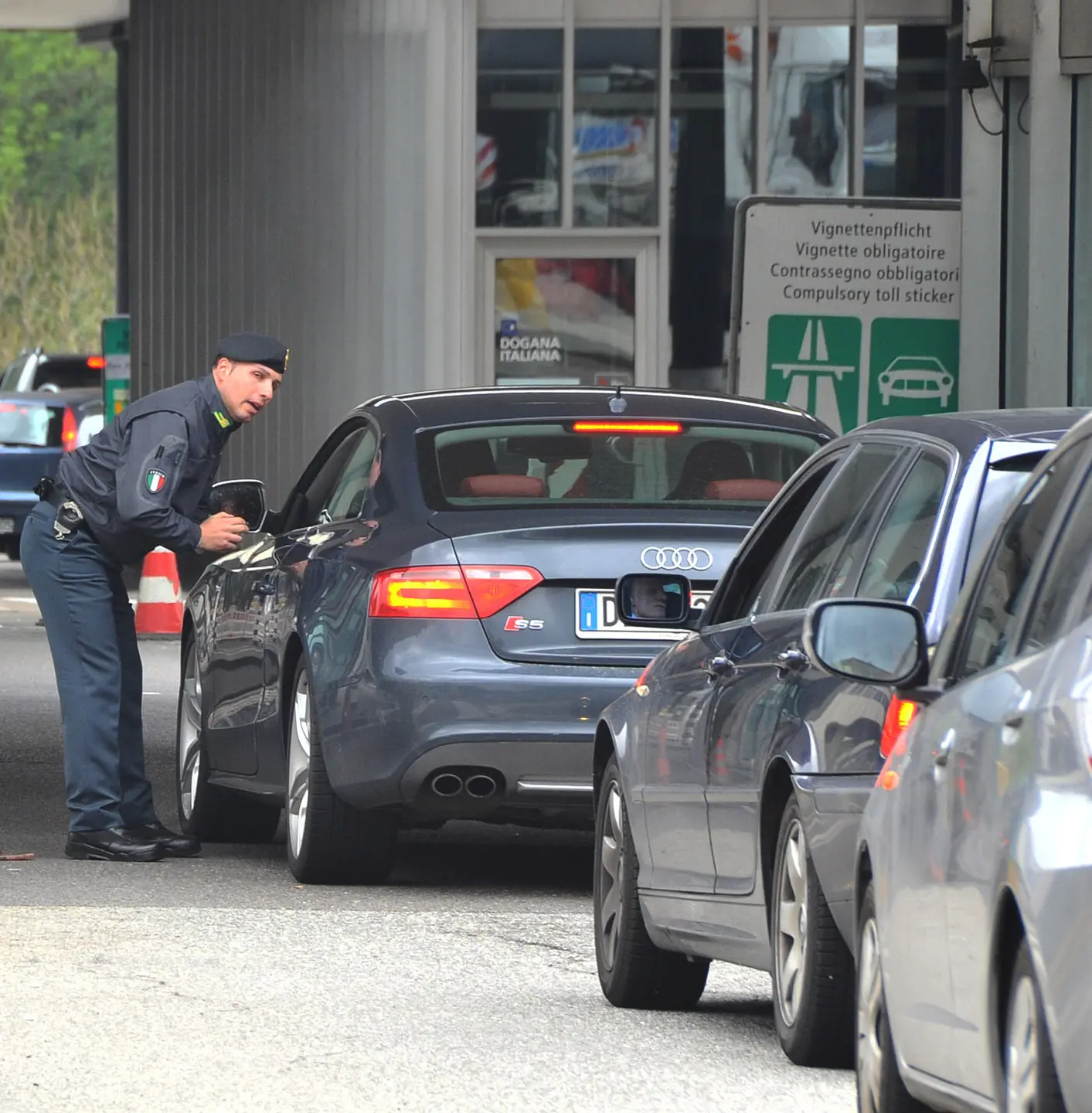 Como, frontalieri in car pooling