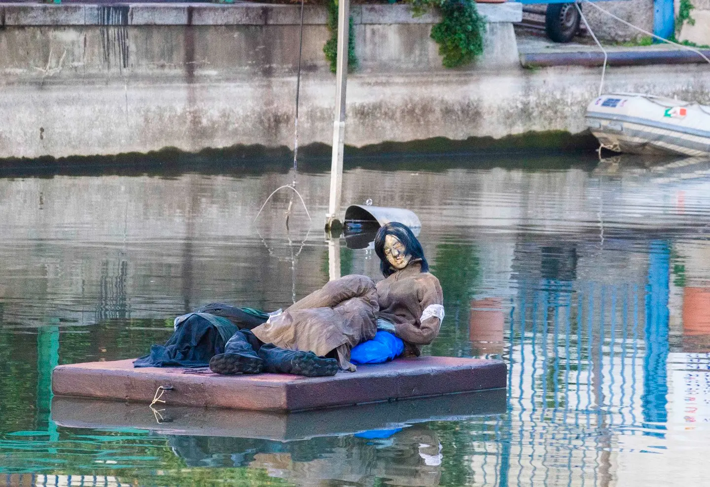 Milano, in Darsena l'opera galleggiante che ricorda i massacri in Ucraina