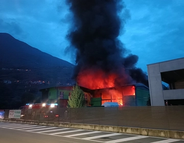 Incendio a Castione Andevenno, enorme capannone in fiamme: task force al lavoro