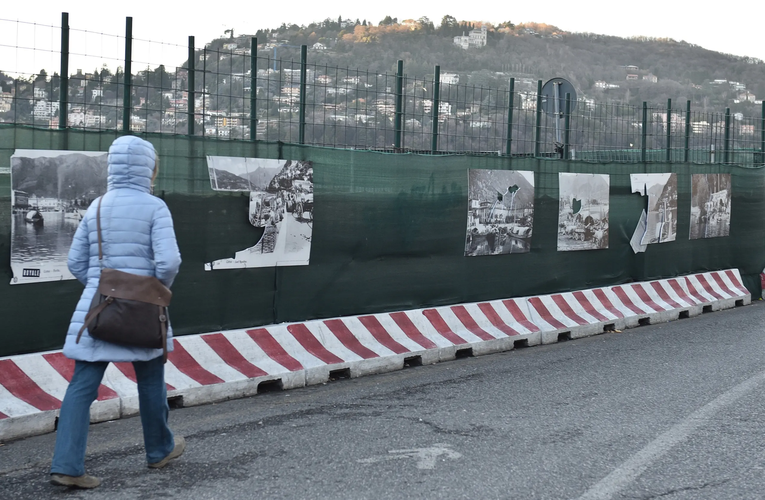 Como, vandali contro le fotografie sul cantiere delle paratie