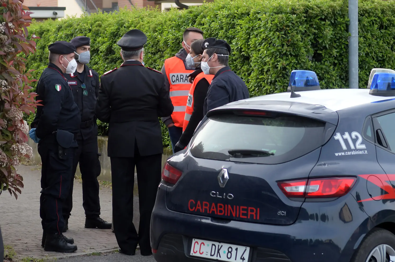 Segrate, vandali in azione: lastra di cemento gettata nel camino di un locale