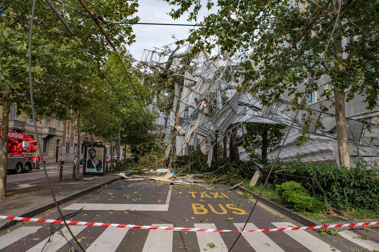 Impalcatura crollata in viale Ripamonti