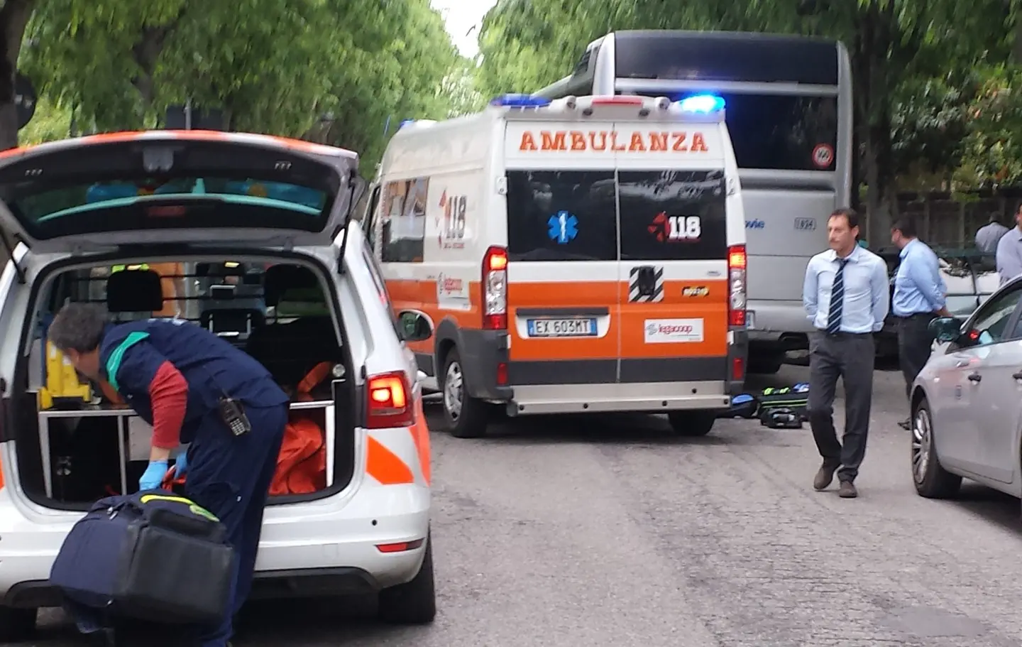 Sergnano, cagnolino veglia il padrone stroncato da infarto in strada