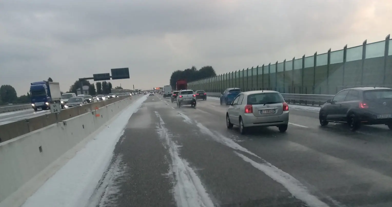 Danni maltempo, Lomazzo: grandine sulla A9, centinaia di automobilisti nel traffico