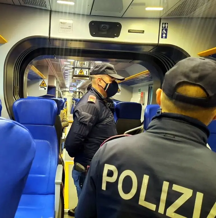 Ospedaletto, teppisti all’assalto del treno: distrutti finestrini e vagoni