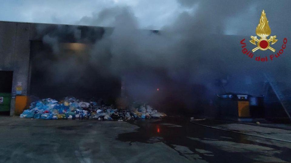 Gorle Incendio In Una Discarica Non Ci Sono Pericoli Per La