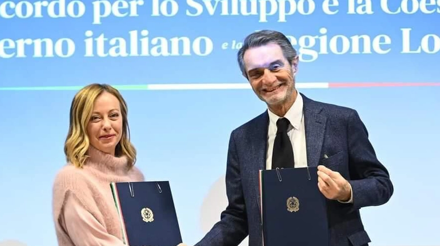 Giorgia Meloni e Attilio Fontana dopo la firma dell'accordo