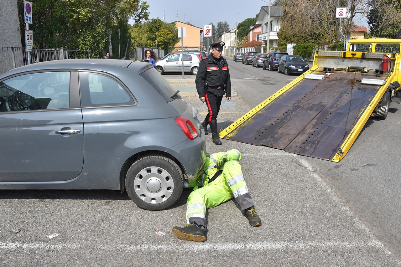 Accertamenti sulle auto di vittima e assassino