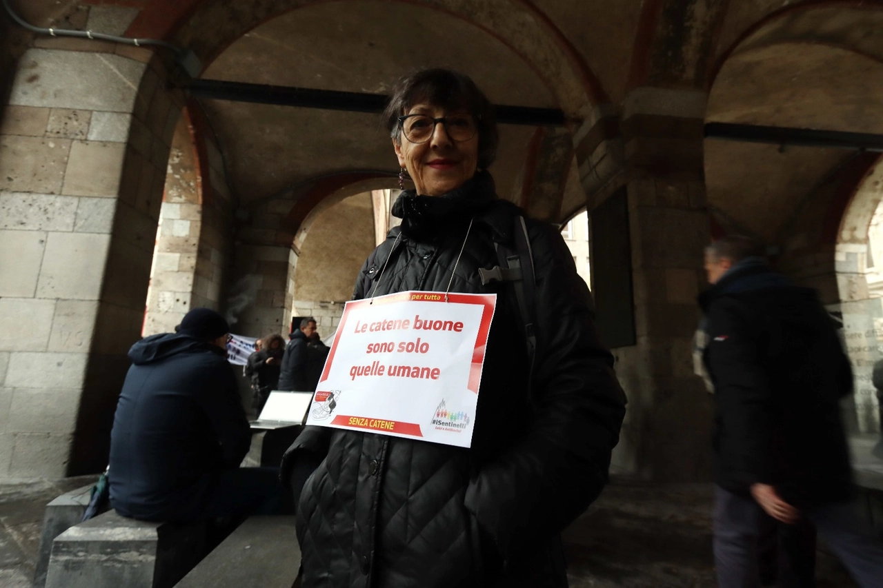 Il presidio per Ilaria Salis alla Loggia dei Mercanti (Foto Salmoirago)