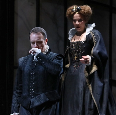 Teatro alla Scala: Don Carlo, la “Bibbia” di Verdi, chiude una trilogia sul potere. Trama e allestimento