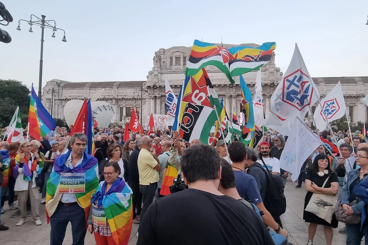 Manifestazione 'Ora Pace' Milano p.za Duca d'Aosta sindacati, forze politiche, associazioni (Foto Facebook Anpi Provinciale di Milano)