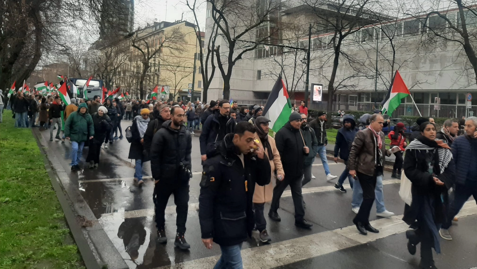 Il corteo per la Palestina in via Legnano, verso largo Cairoli