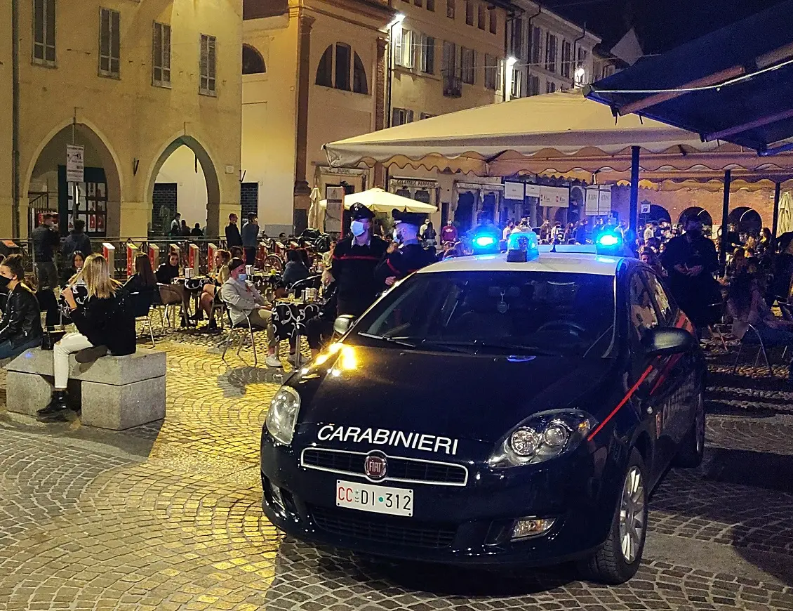 Pavia, 16enne ferito da una coltellata all'orecchio in pieno centro