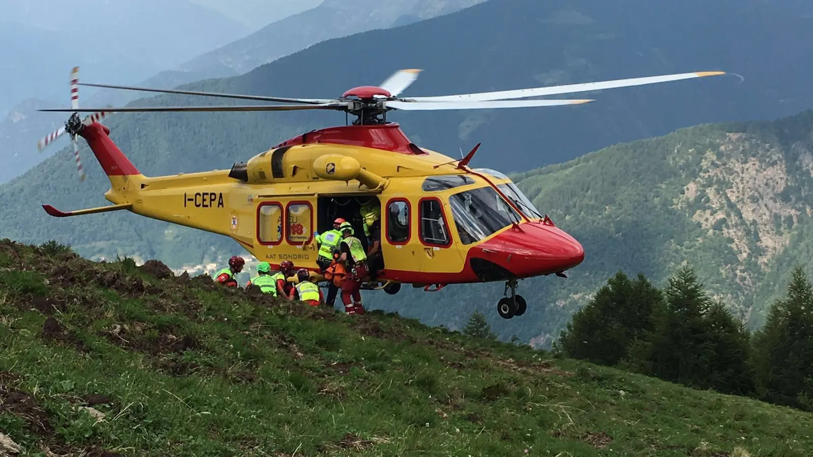 Incidente in montagna, alpinista scivola e resta ferito