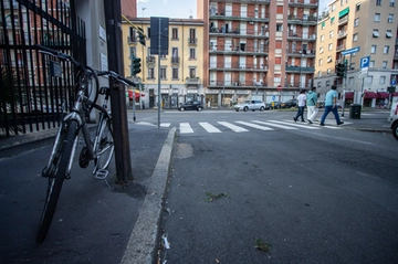 L’uomo che ha aggredito i passanti in viale Monza con il Corano in mano gridava: “Allah è grande, oggi muoiono tutti”