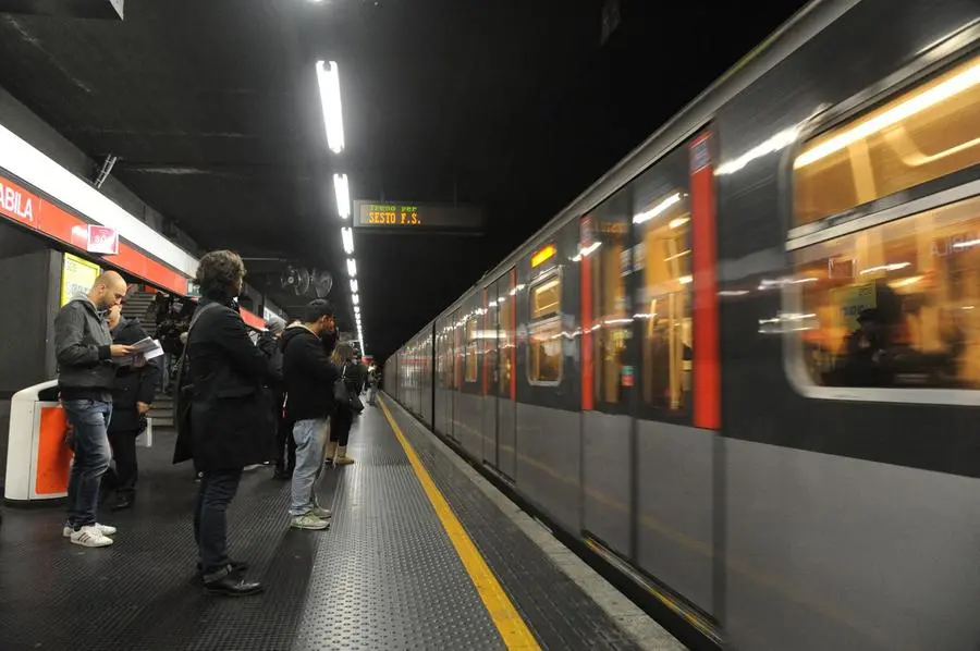 Linea M1 a Milano chiusa per una persona sui binari. Atm aggiorna i viaggiatori su Twitter