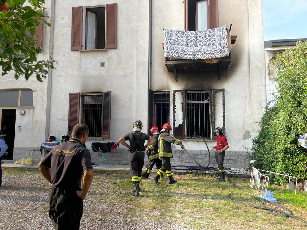 Mozzate Incendio In Una Palazzina Di Via Castiglioni Quattro Feriti E