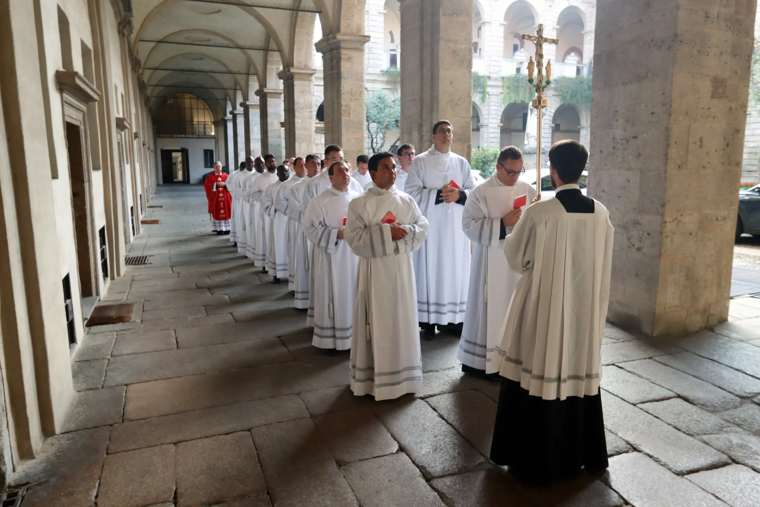 Milano, Mario Delpini ordina 16 diaconi: la cerimonia solenne in Duomo