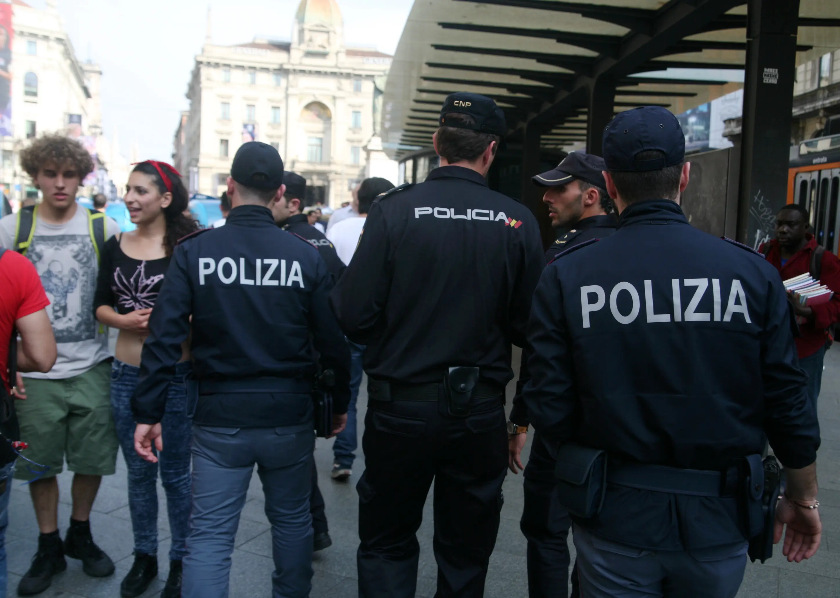 Le pendolari del borseggio: raid tra i turisti in via Manzoni con furto di pochette