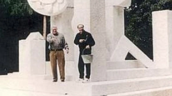 Pietro Cascella e Silvio Berlusconi durante i lavori per il Mausoleo di Arcore