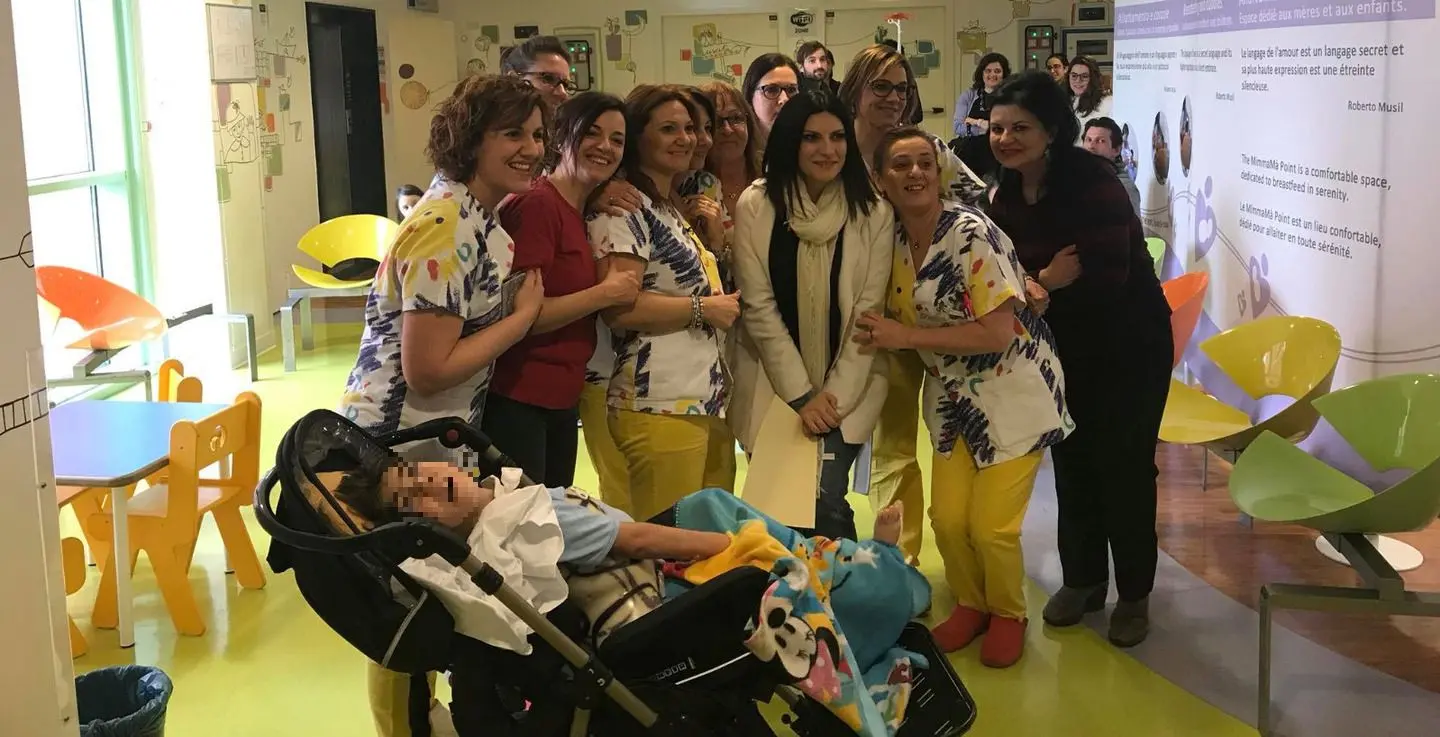 Lodi, Laura Pausini abbraccia Fabio all'ospedale