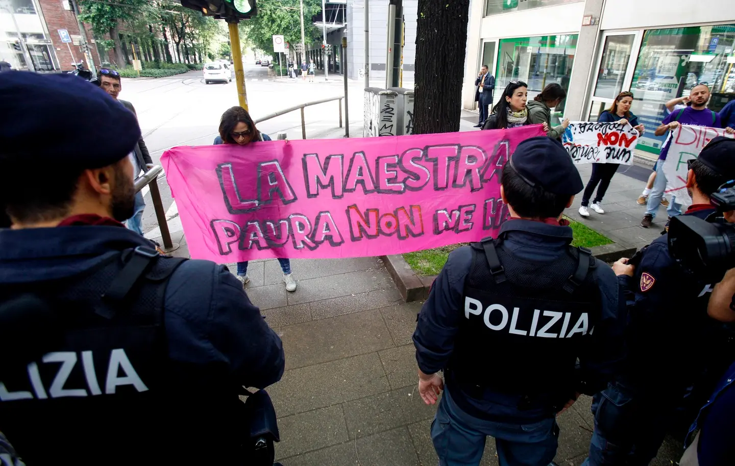 Governo, incontro Lega-Cinque Stelle: al Pirellone la protesta delle maestre precarie