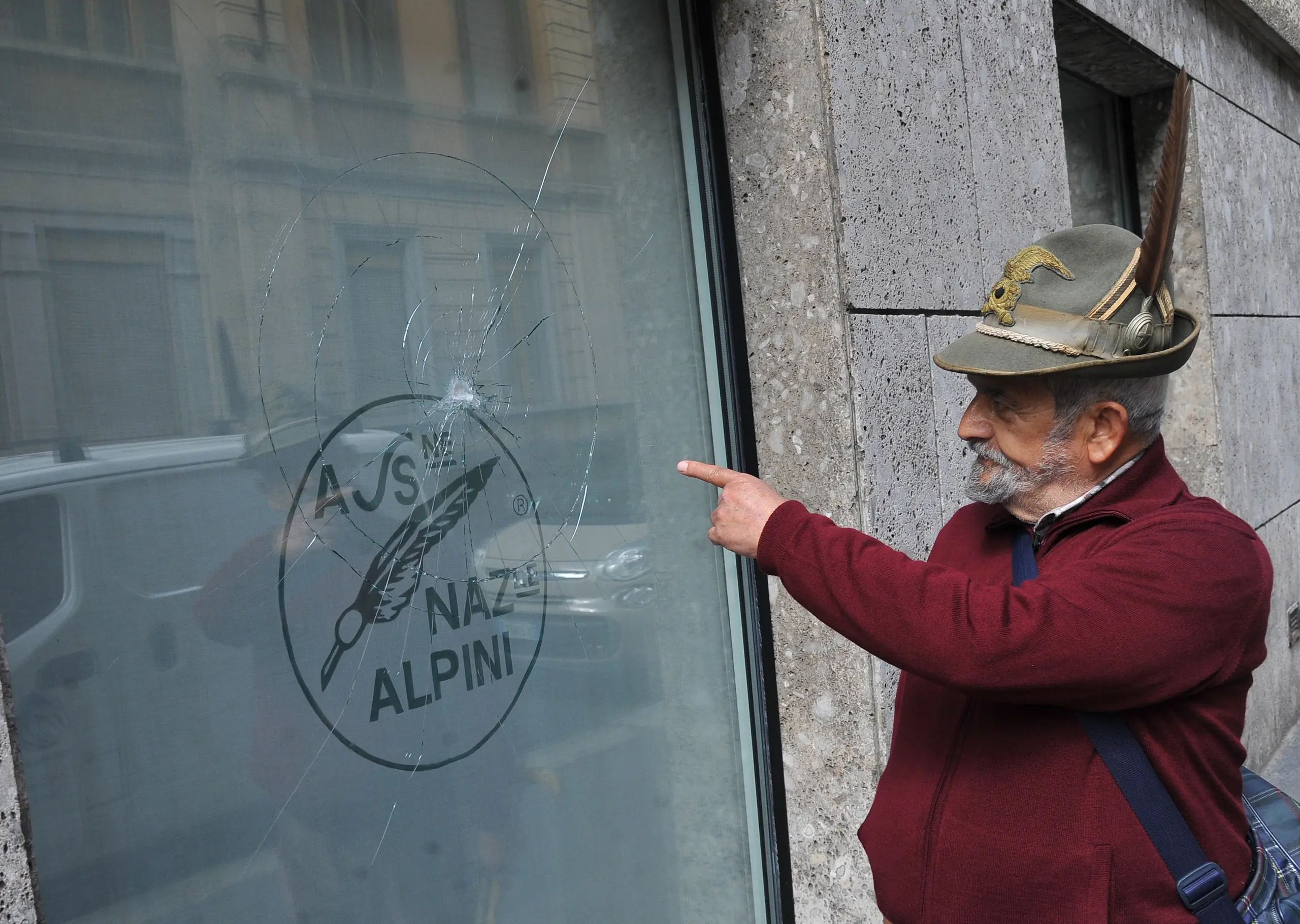 Milano, atti vandalici contro sede Alpini: infranta vetrata / FOTO