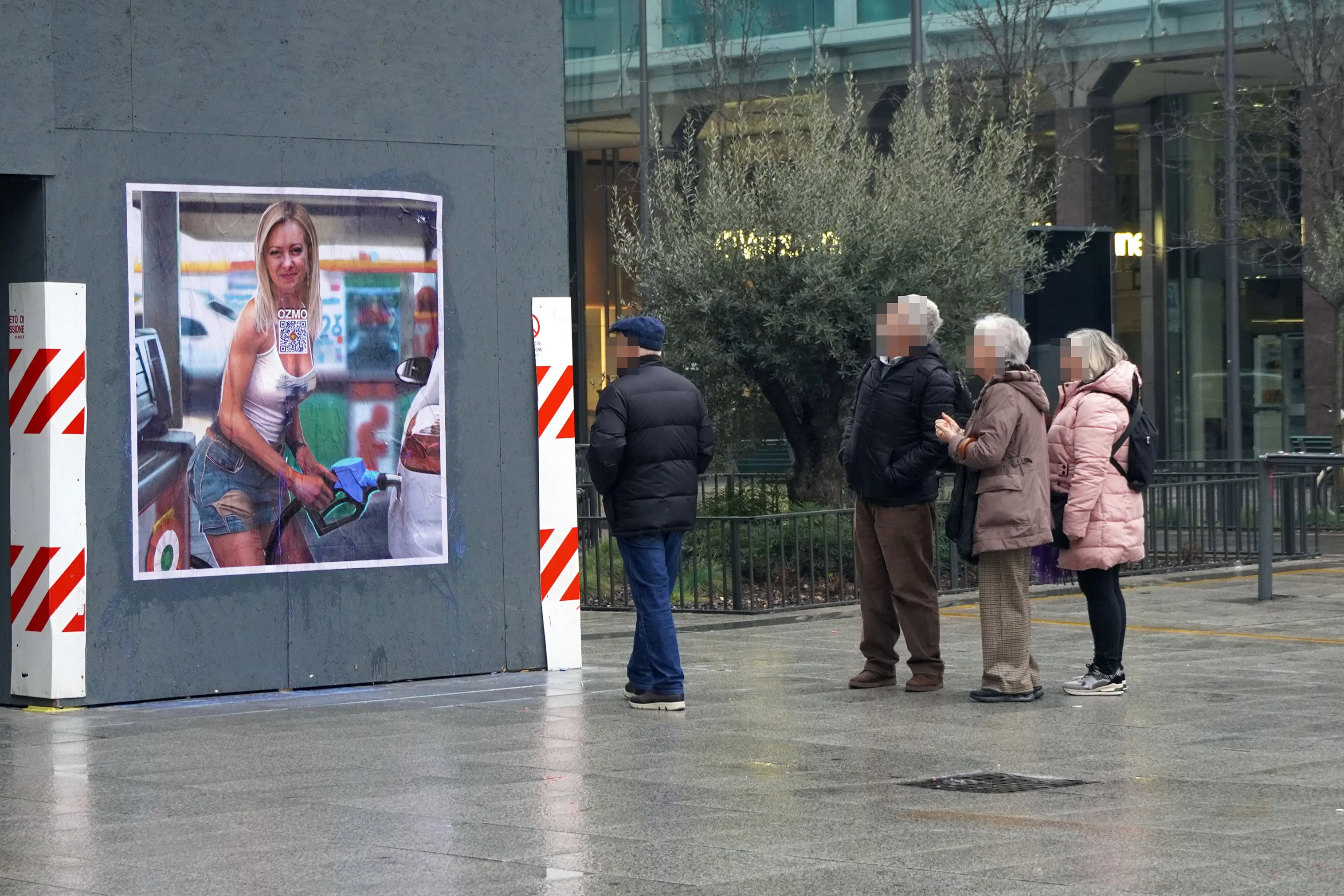 Milano, Giorgia Meloni fa il "pieno di accise". L'ironia dell'artista Ozmo sulla premier