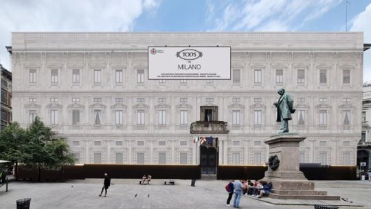 Il rendering della facciata di Palazzo Marino sul lato di piazza San Fedele con il poster Tod’s