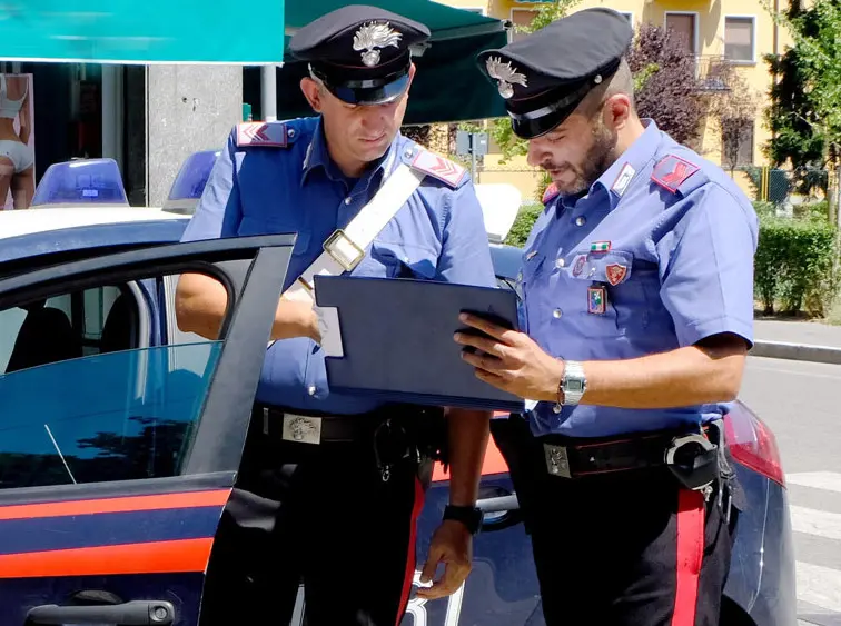 Vigevano, rapina la posta e ferisce un cliente: bandito in fuga con 1.100 euro