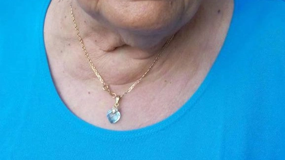 Alla donna è stata strappata una collana d'oro