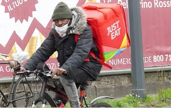 La dura vita dei rider, scioperano e rischiano il posto. Just Eat: non hanno avvisato