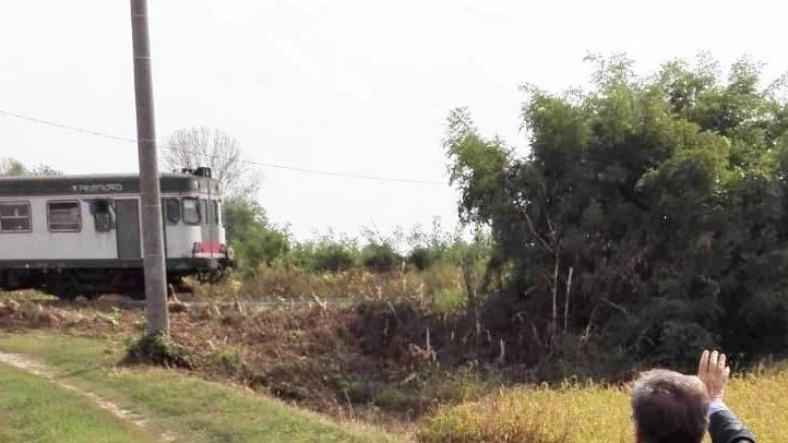 Il ragazzo di campagna  I seguaci di Artemio  ad aspettare il treno  vestiti da contadini