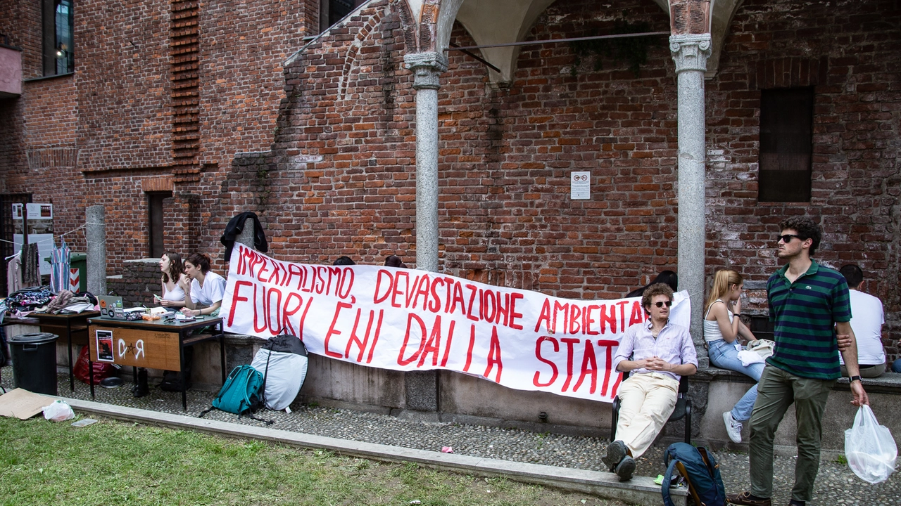 notte in tenda e assemblea/occupazione Chiosco Ghiacciaia università Statale contro combustibili fossili