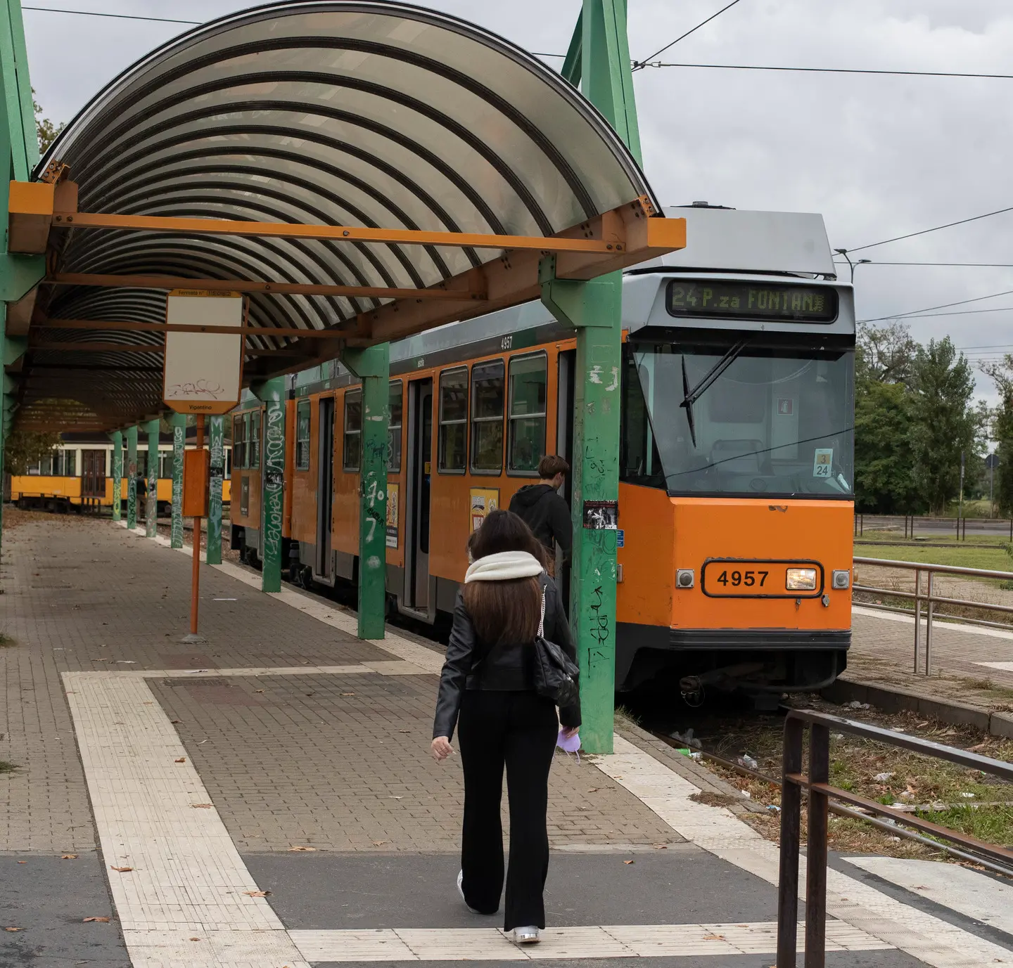 Via Ripamonti, raid sul tram all’uscita da scuola: così il branco ha aggredito le liceali