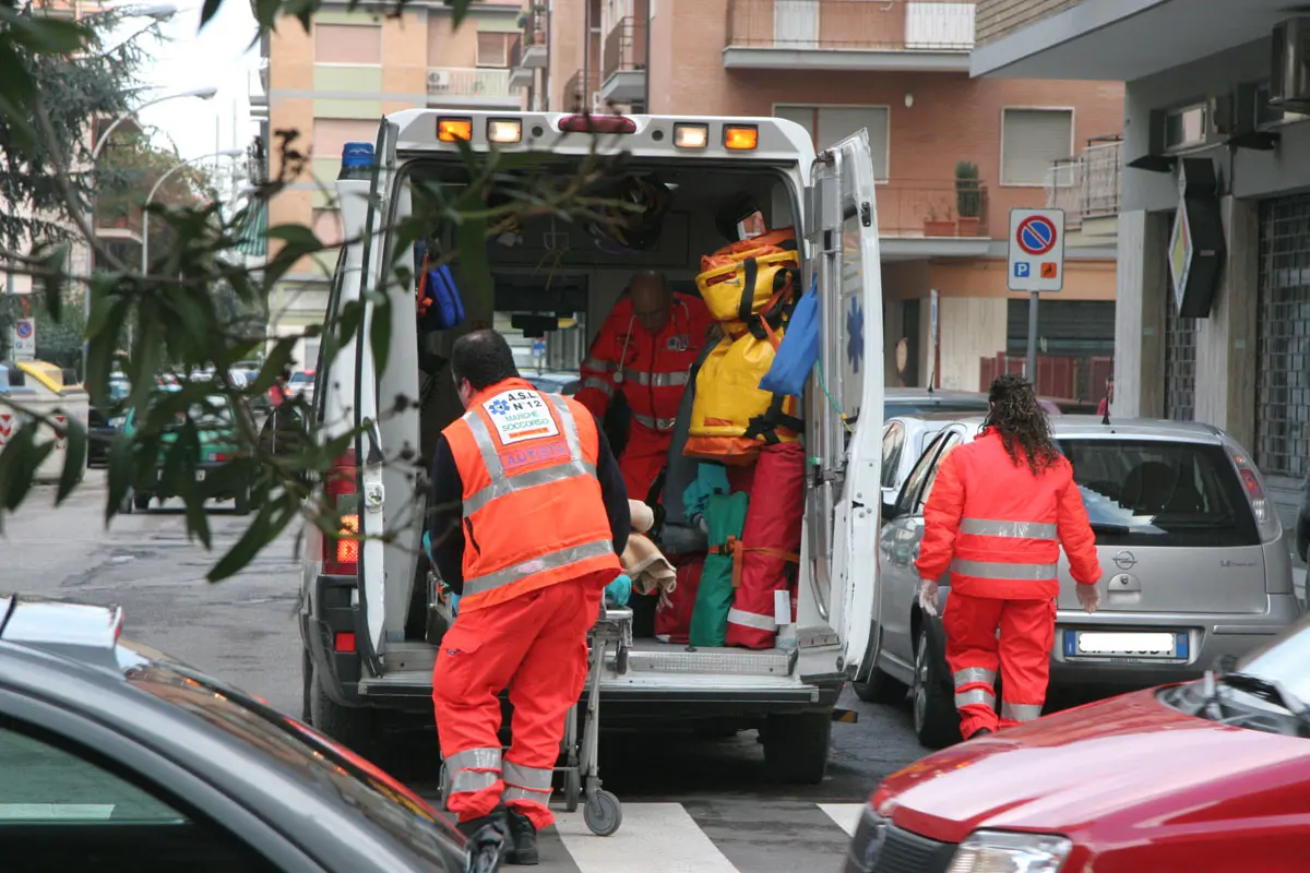 Incidente sul lavoro a Voghera, cade dal camion: grave operaio