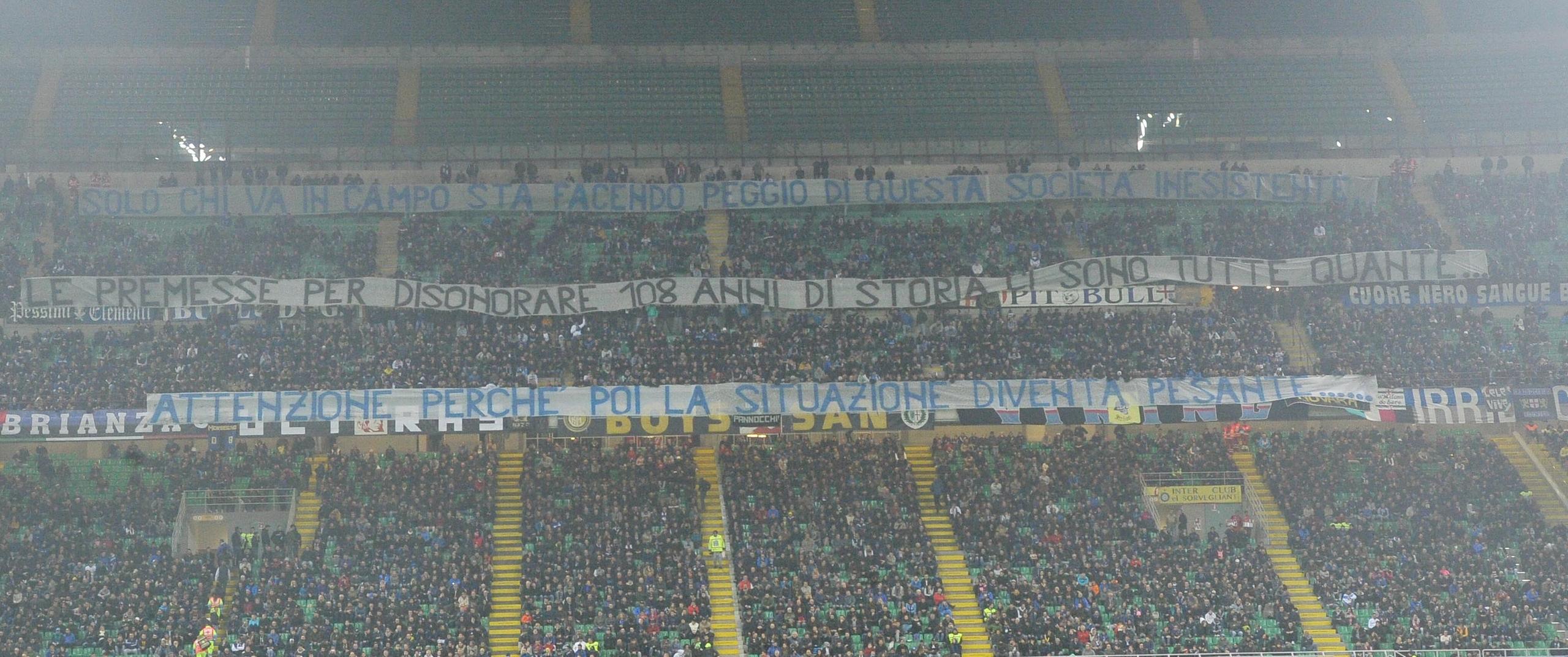 Inter, lo striscione degli ultras a San Siro scatena la polemica