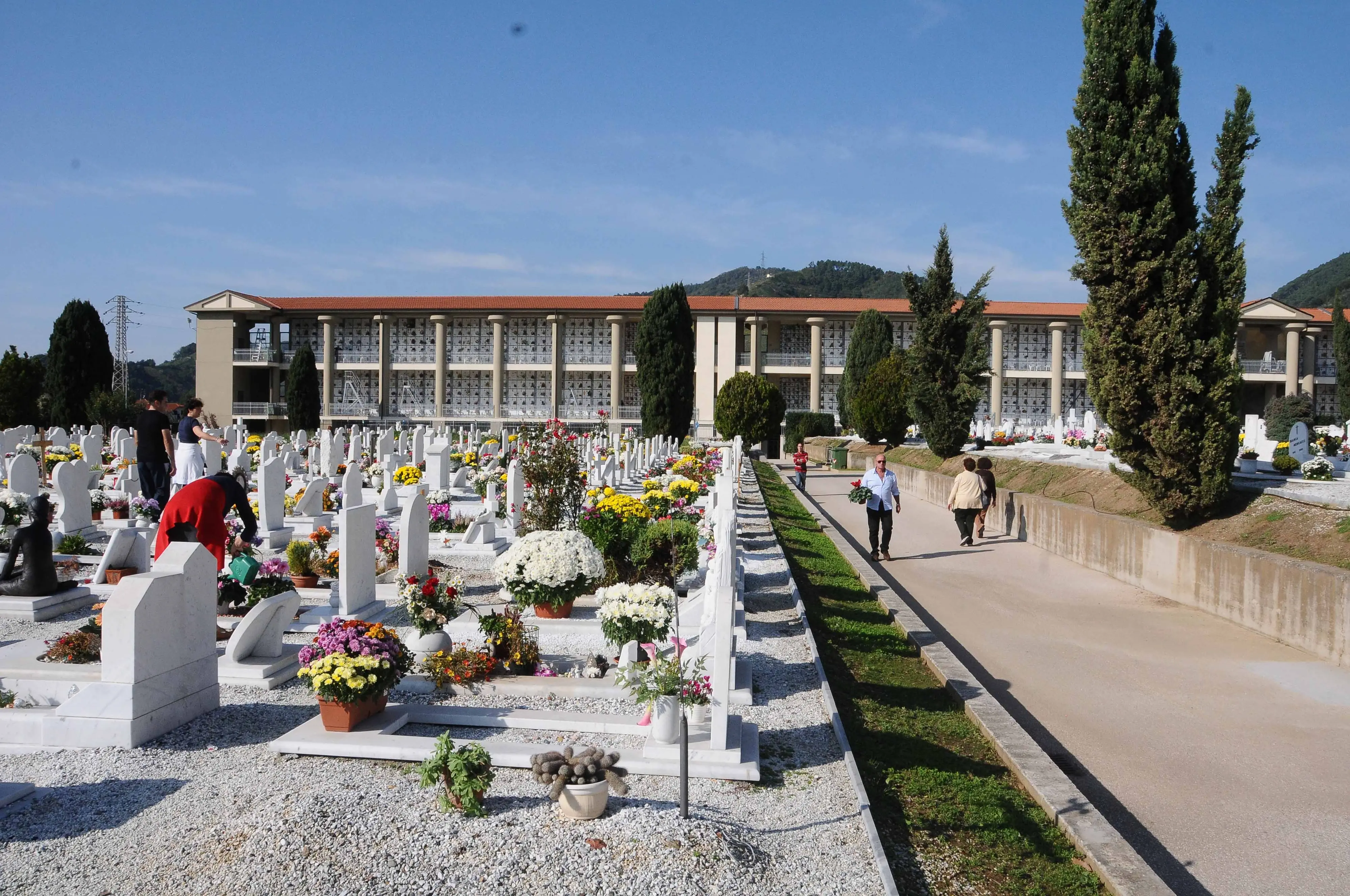 Muore a San Valentino sulla tomba del marito. Tragedia al cimitero di Treviglio