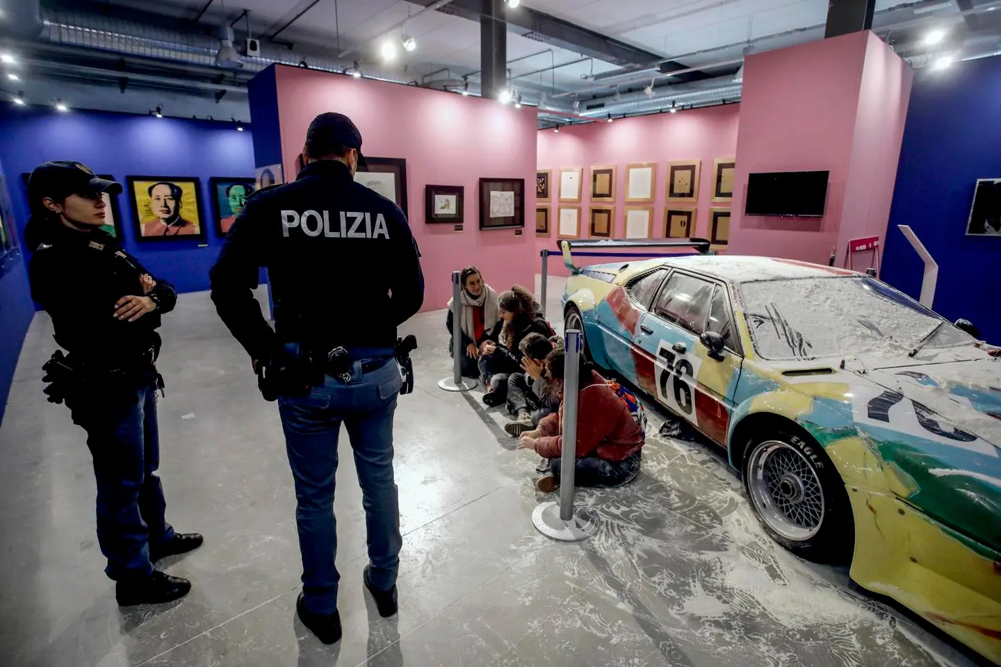 Bmw M1 di Andy Warhol imbrattata con farina: arrivano i tecnici dalla Germania per l'auto