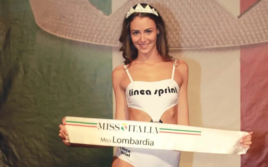 Mariano Comense, una miss sassofonista sul palco dell’Ariston