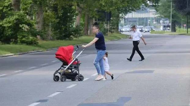 Attraversamenti pericolosi, così i pedoni rischiano la vita