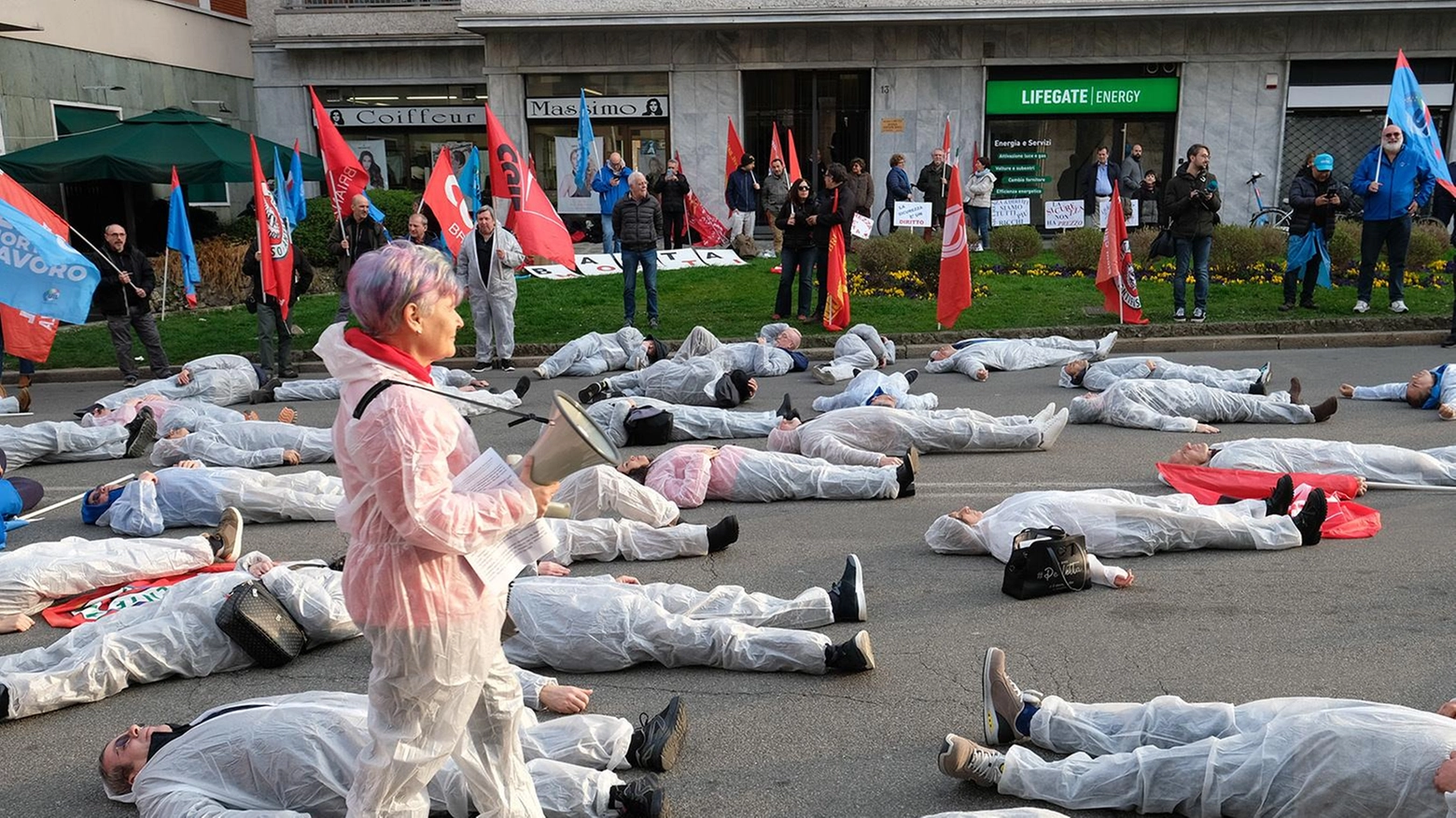 La protesta in Brianza. Flash mob in tuta bianca: "Mai più morti sul lavoro"