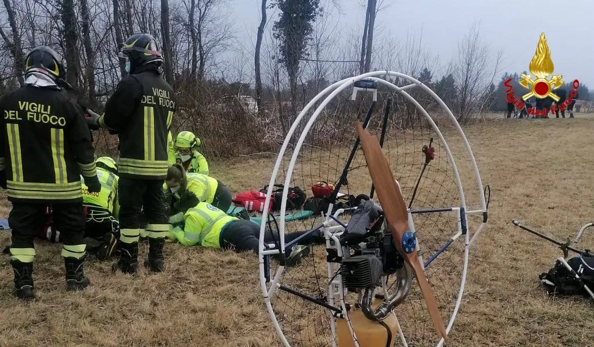 Vergiate, parapendio in decollo si schianta: lotta per la vita il pilota di 66 anni