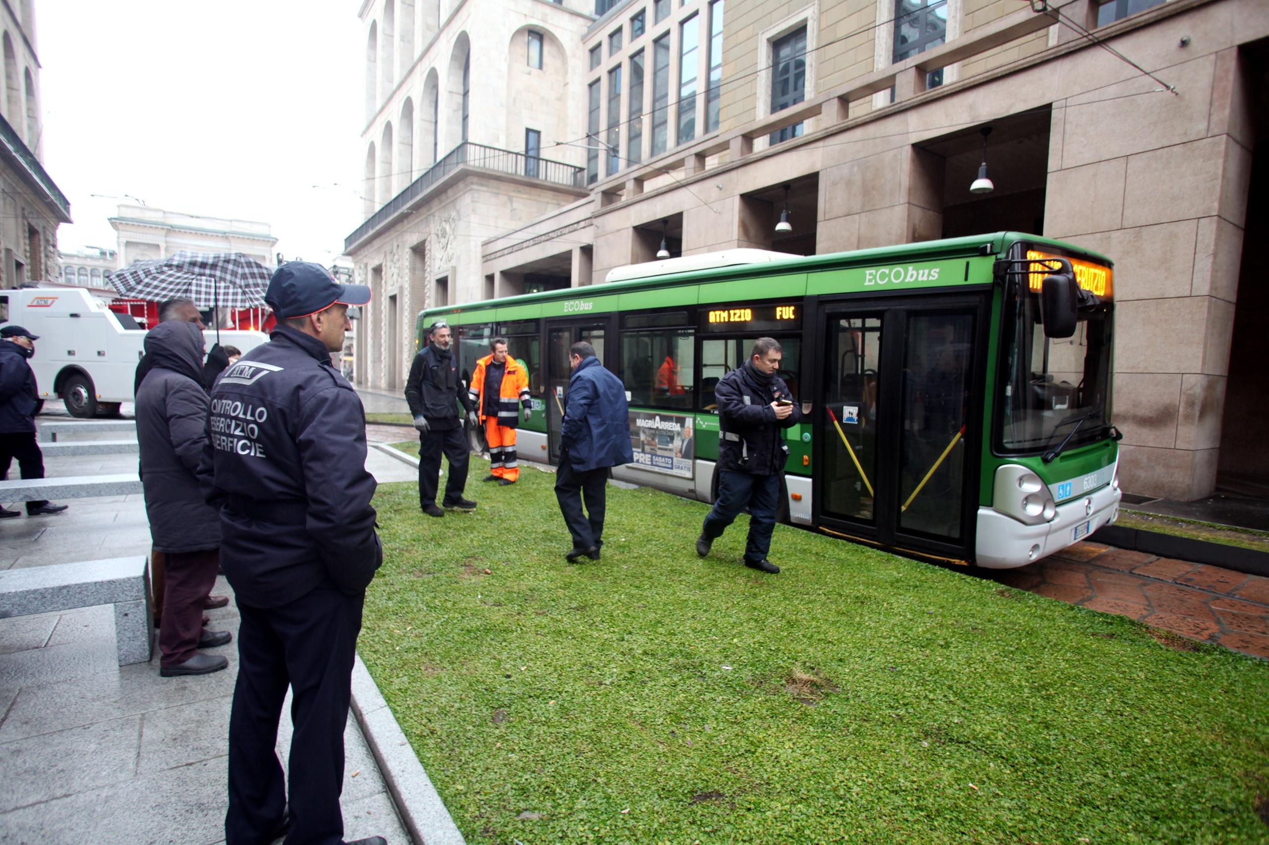 Milano, autobus Atm si incastra sui binari del tram/ FOTO