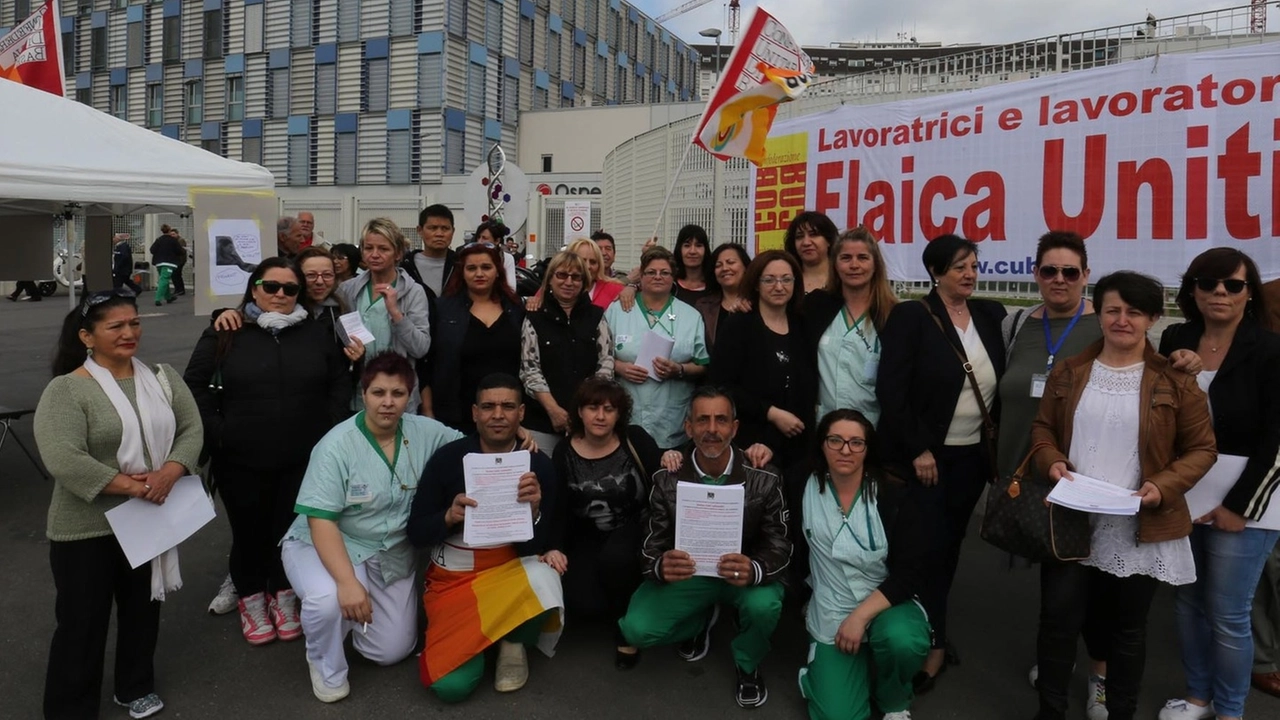 PRESIDIO Un gruppo di lavoratori davanti all’ospedale (Rossi)