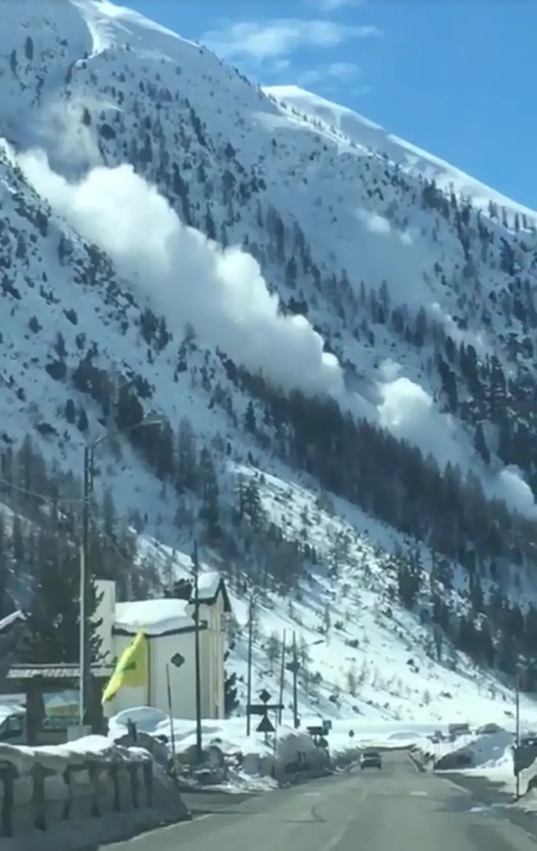 Livigno, tre valanghe nei pressi della Forcola