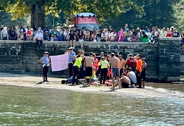 Como, malore dopo il tuffo nel lago: recuperato dai sommozzatori e rianimato è gravissimo