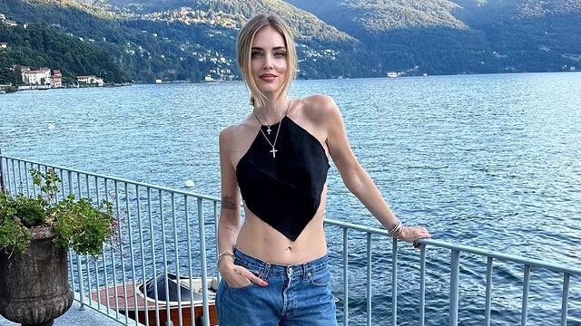 Chiara Ferragni sul balcone della villa