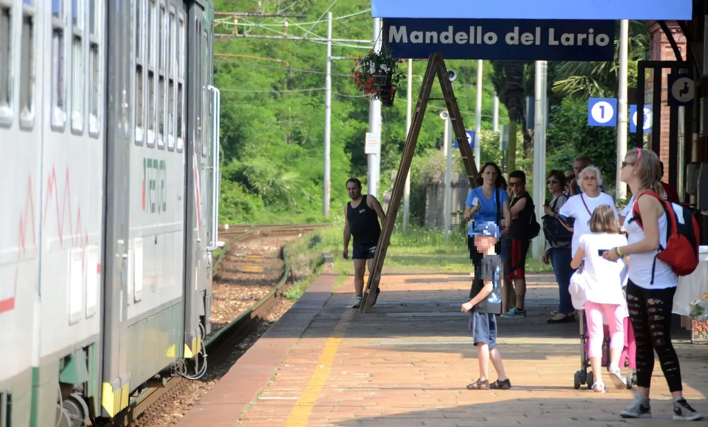 Frana di Varenna, tornano i treni sulla Lecco-Colico