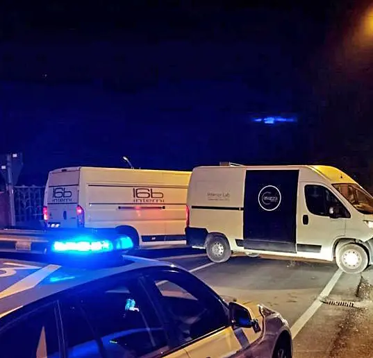 Casnate, furgone-ariete e chiodi in strada: così agisce la banda che razzia le aziende